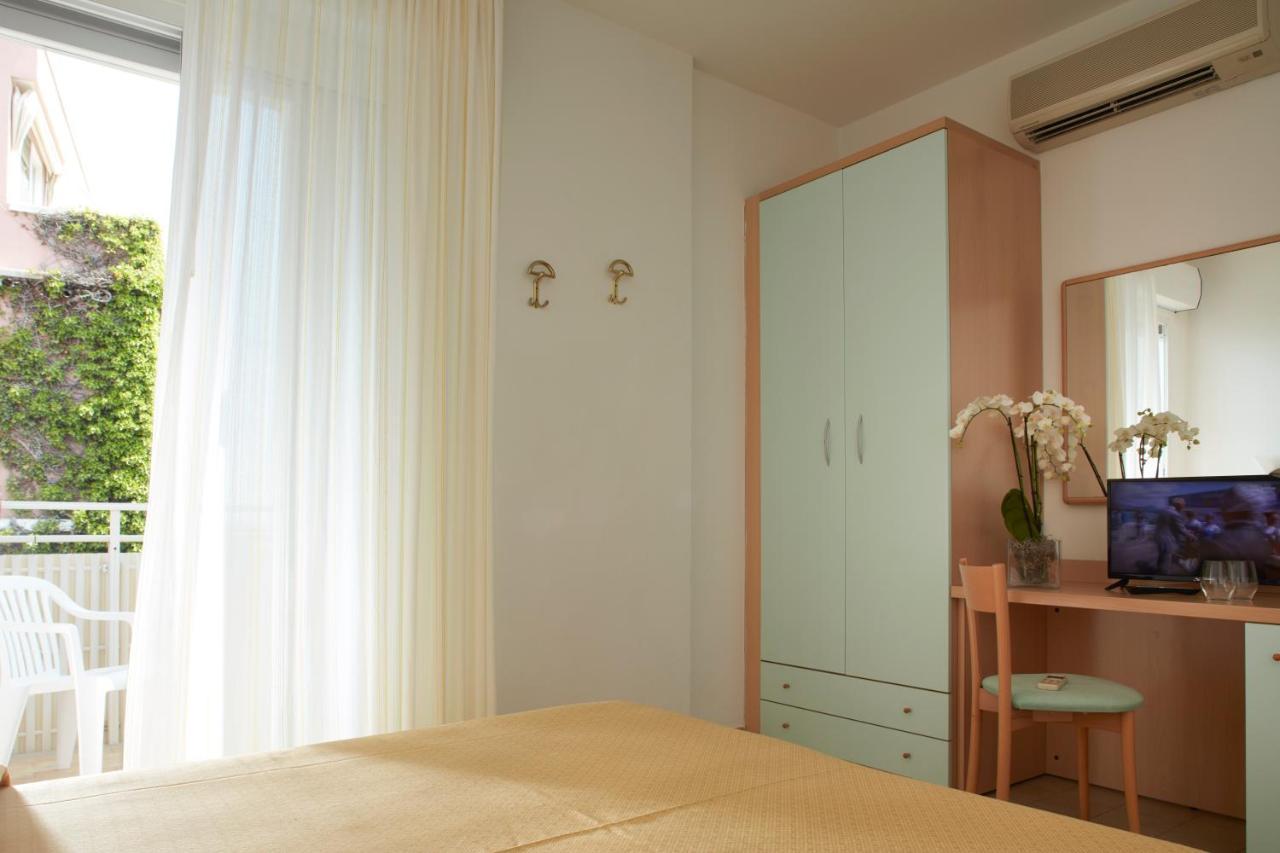 Hotel Pelikan Ліньяно-Сабб'ядоро Екстер'єр фото